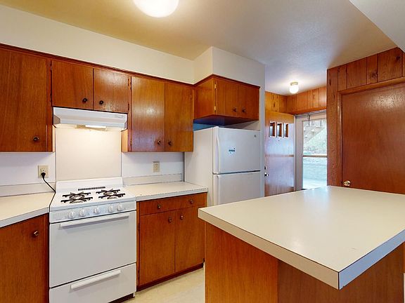 2nd image of 210 Campus Ave Unit 6