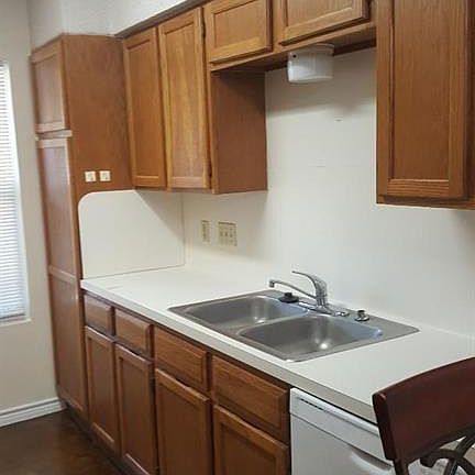4th image of 8804 Piney Point Dr #B