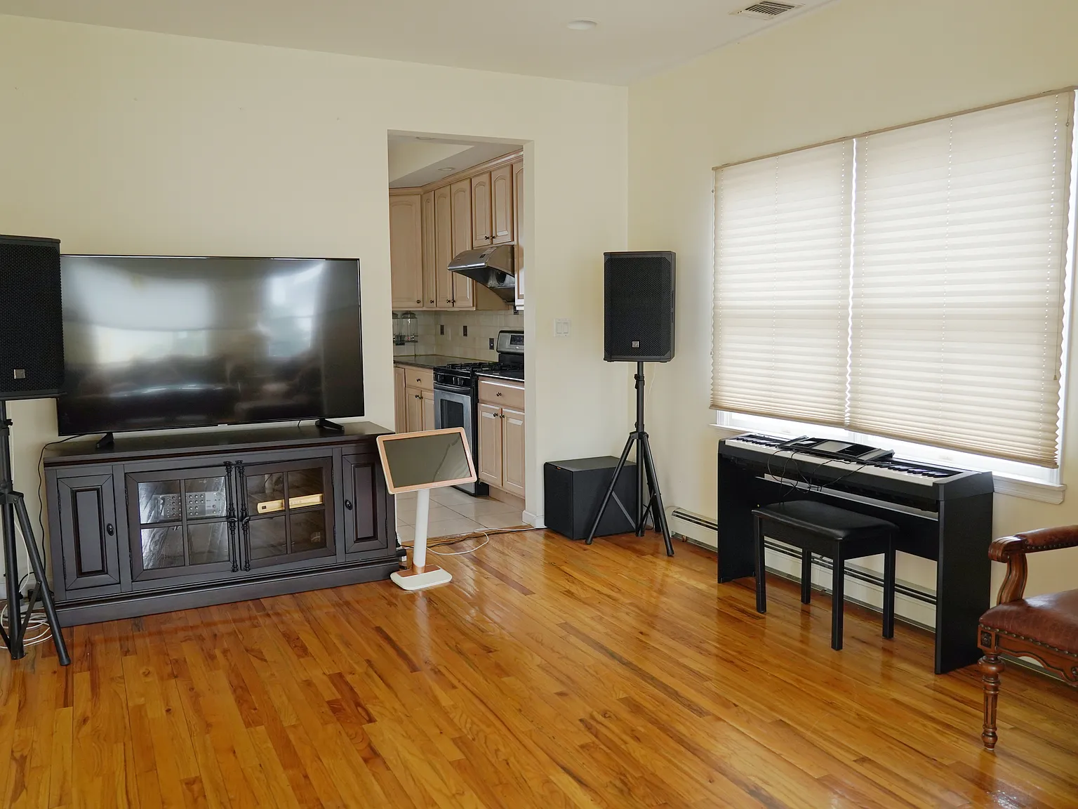4 bed, 2.5 bath, 2664 sqft, $5,900 — Photo 4