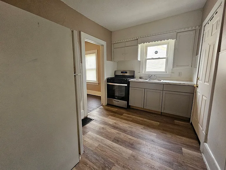 668 Roscoe Ave — Photo 8