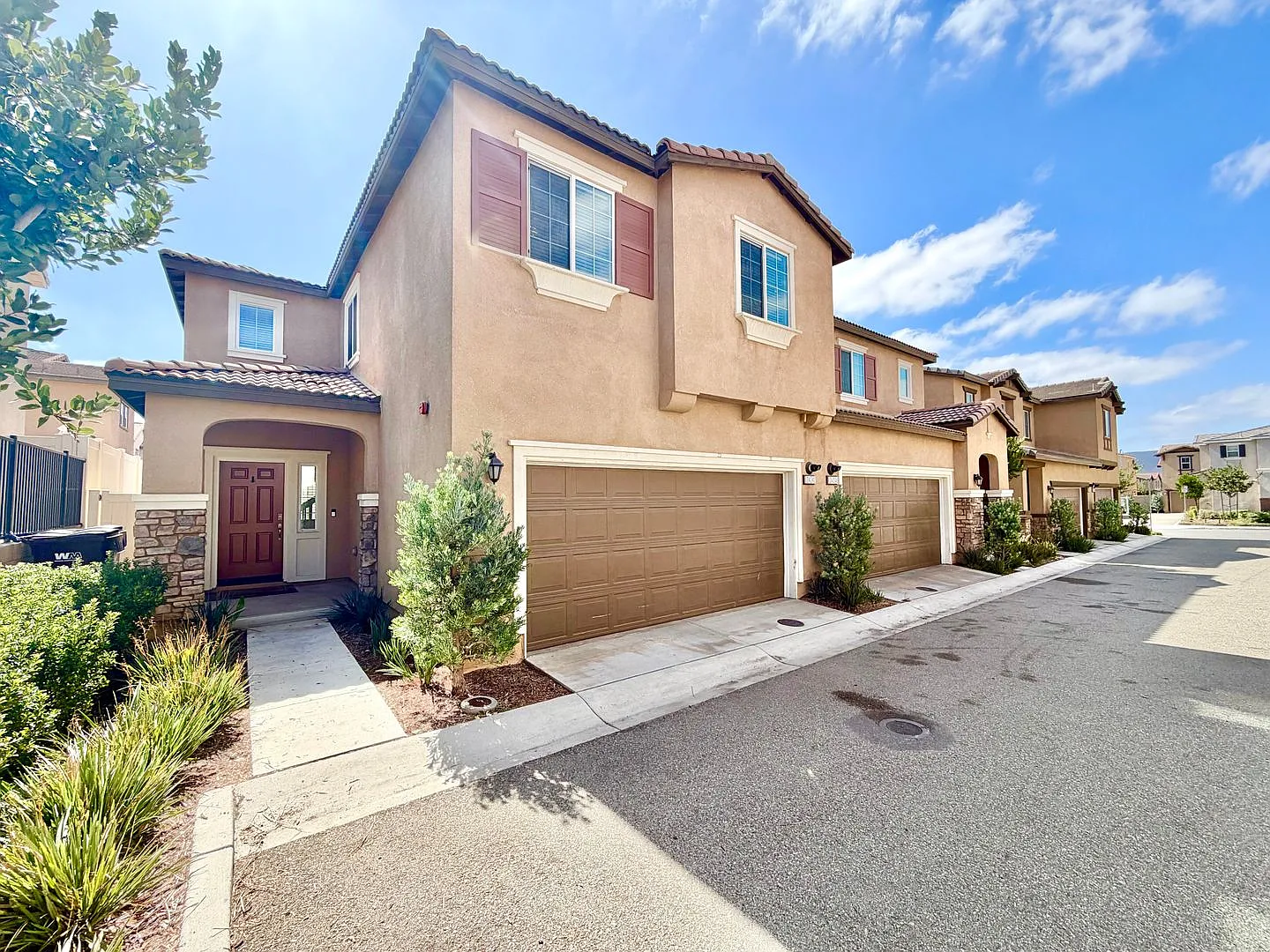 Stylish 3 Bedroom 2 Bathroom Home With Included Solar & Resort-Style Amenities! — Photo 3