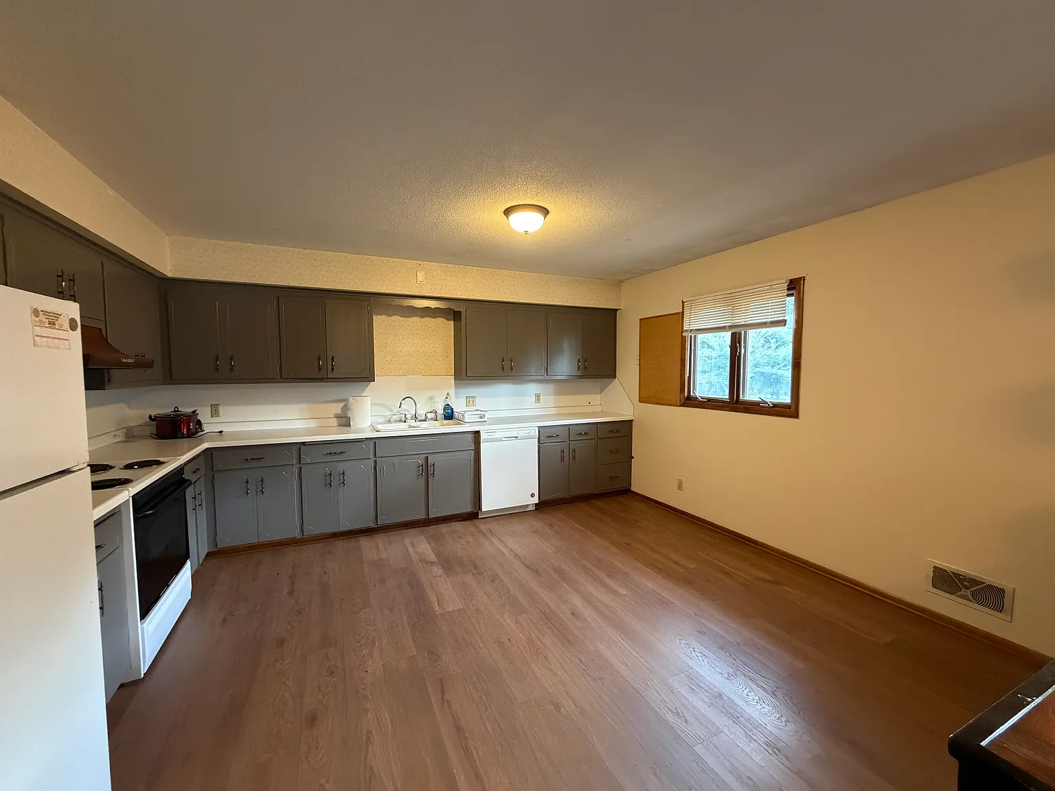 3 bed, 1600 sqft, $2,260 — Photo 3