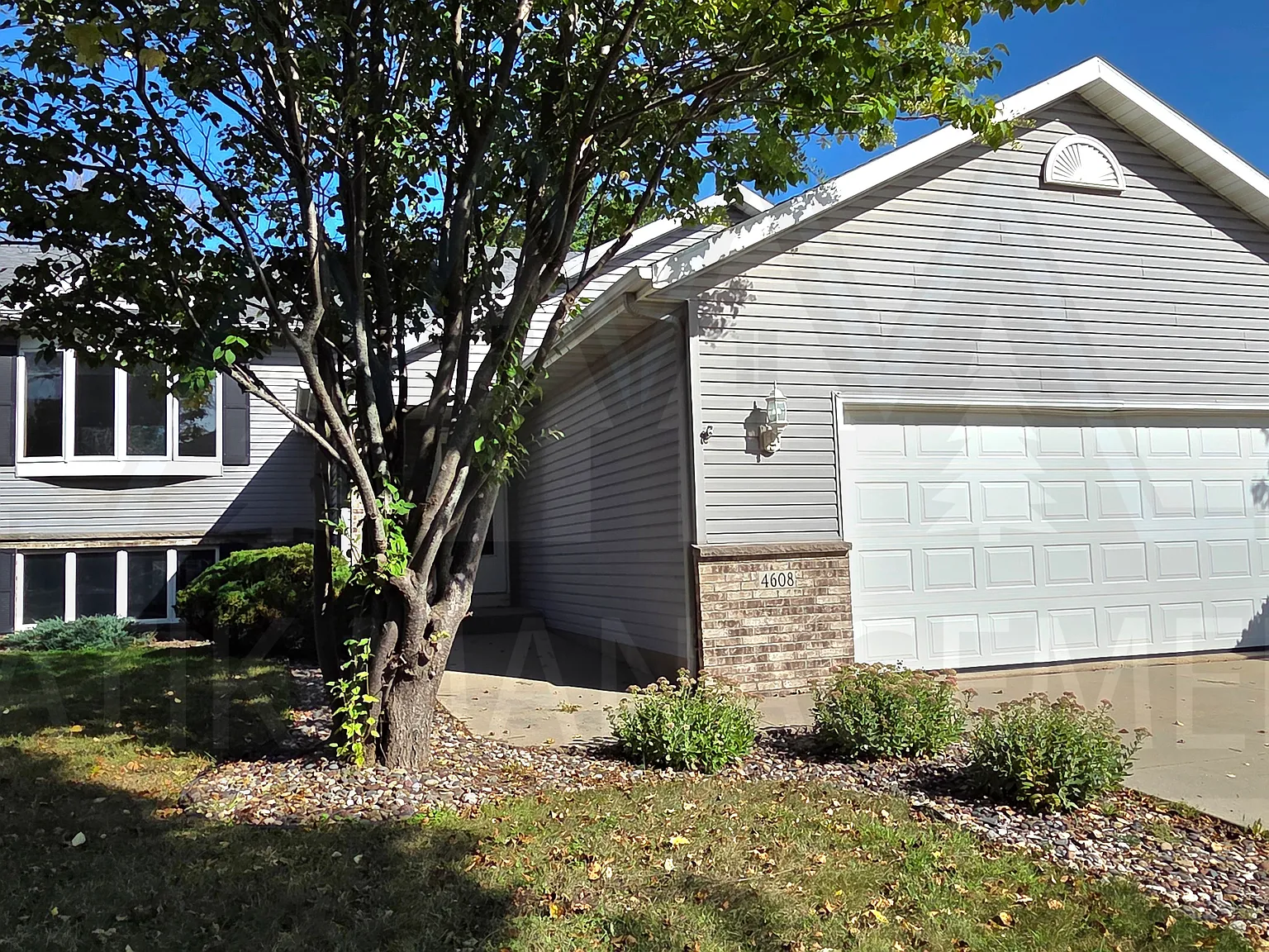 4 bed, $1,975 — Photo 2