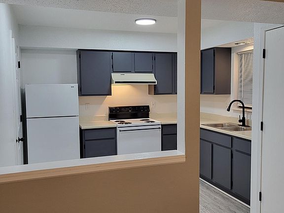 2nd image of 906 E D St #9
