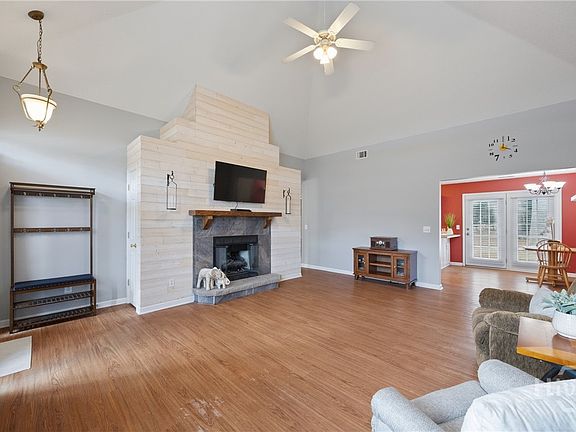 4th image of 220 Joshua Circle