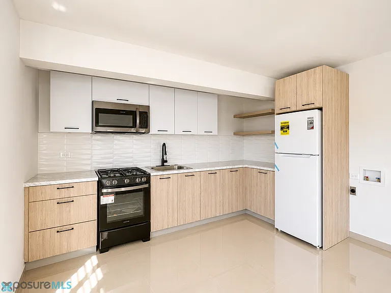 1602 Avenida Parana Urb El Paraiso #4 — Photo 4
