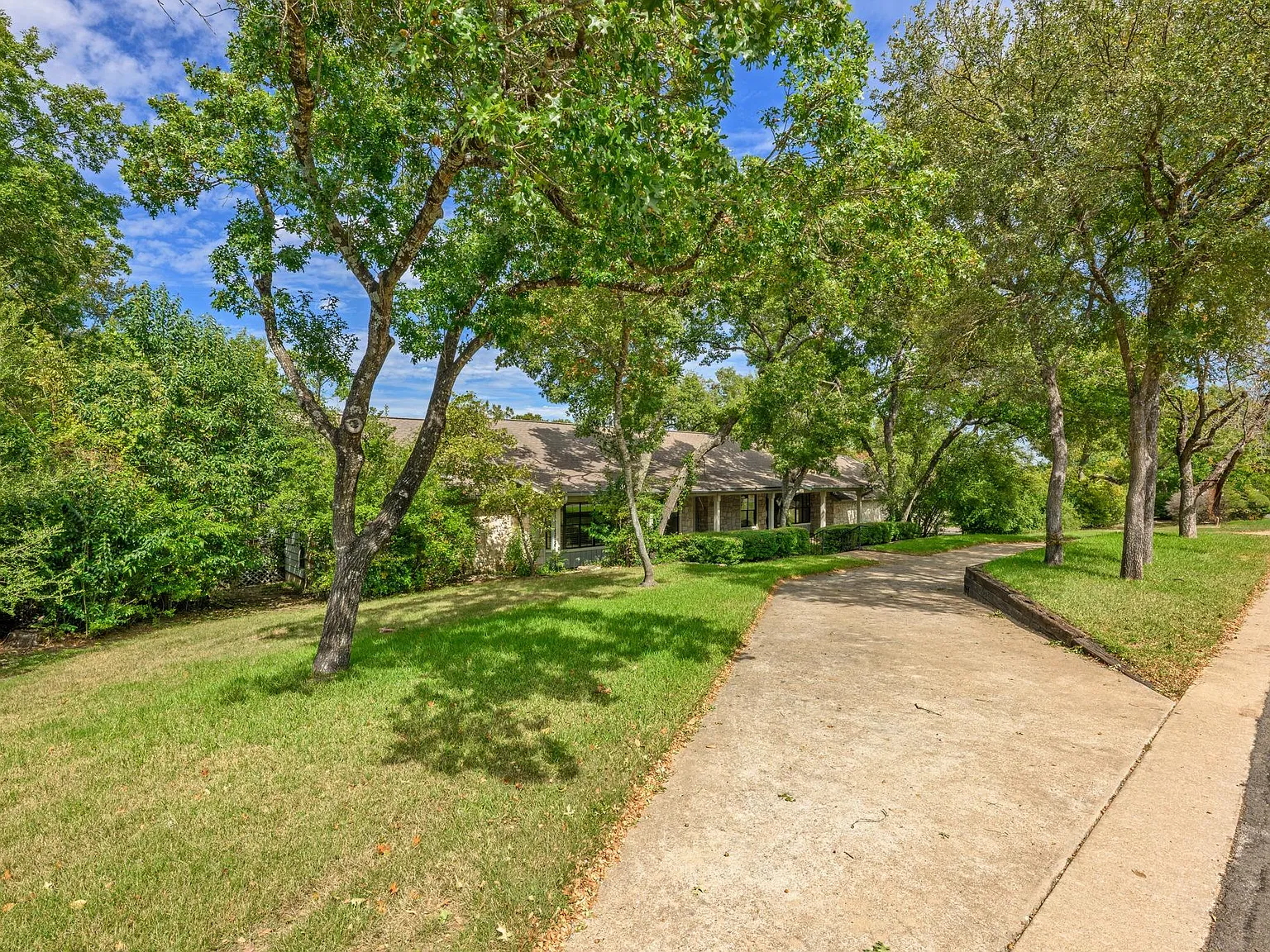 3 bed, 2.5 bath, 2282 sqft, $5,995 — Photo 3