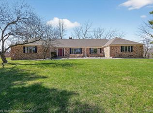 4380 Warwick Circle Dr, Grand Blanc, MI 48439