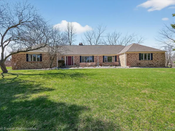 4380 Warwick Circle Dr, Grand Blanc, MI 48439