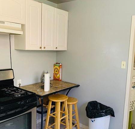 4th image of 909 W Newgrove St #2