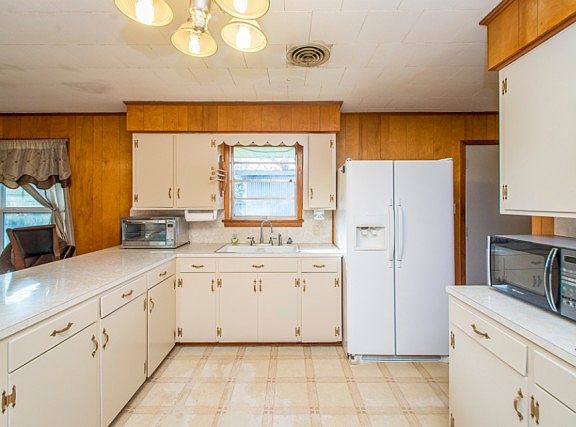 4th image of 2117 N Amelia Ave