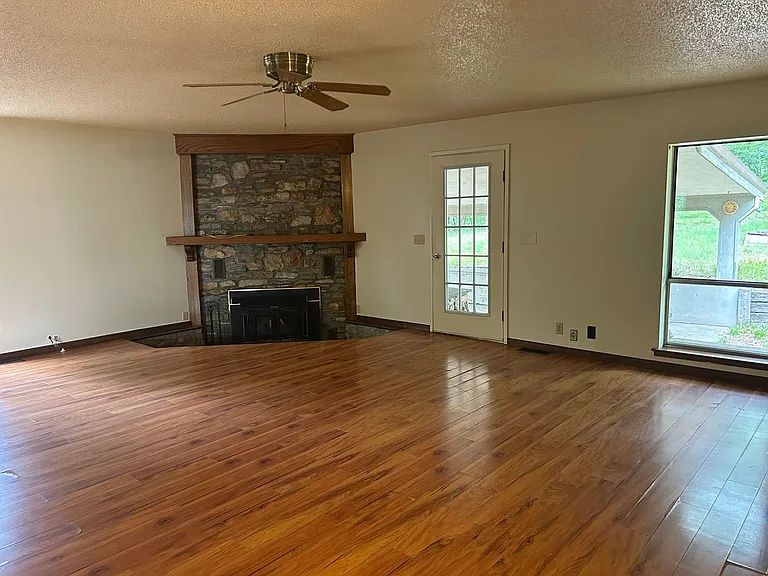 21090 Greycliff Rd — Photo 6