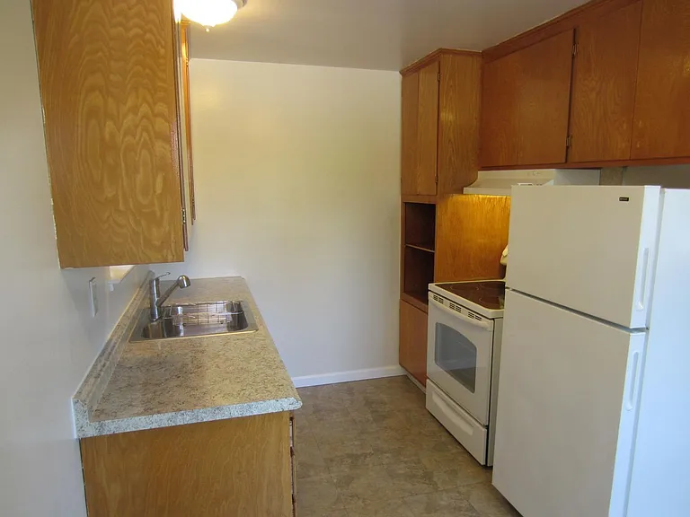1302 Hopkins Ave — Photo 4