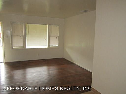 3rd image of 1127 Congress Ave