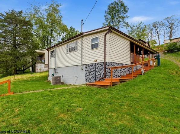115 Virginia St, Gassaway, WV 26624