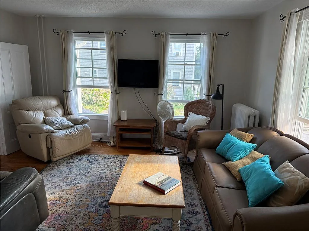3 bed, 1.5 bath, 1242 sqft, $2,700 — Photo 3