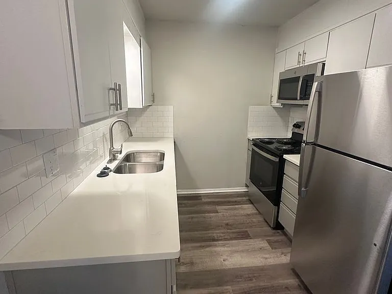 Regency Point Luxury Apartments — Photo 13