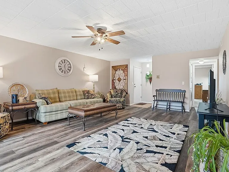 203 Piper Ln — Photo 3