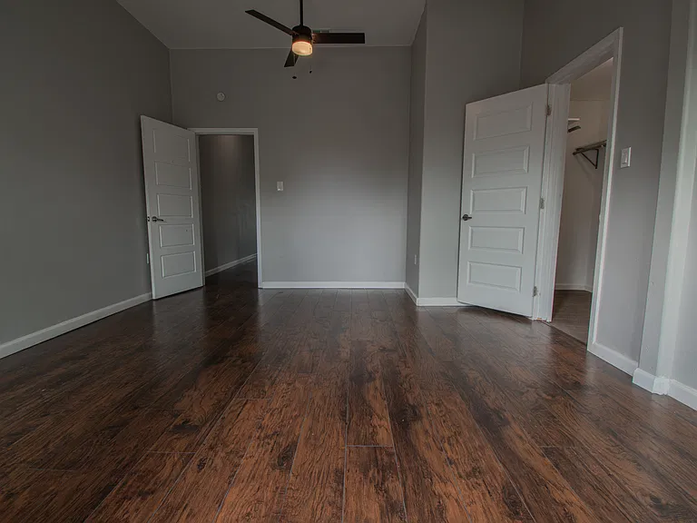 720 W 10th St — Photo 3