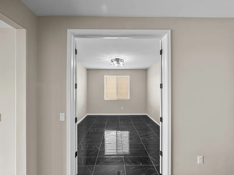 16001 N Columbus Blvd — Photo 8