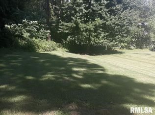 19 White Oak Dr, Coal Valley, IL
