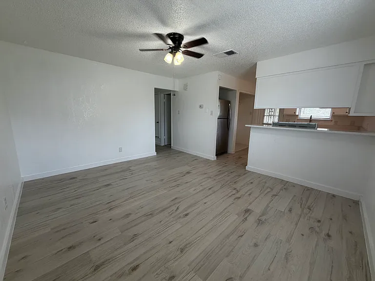 2600 NW 21st St #B — Photo 2