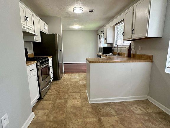 4th image of 824 Greenhedge Dr