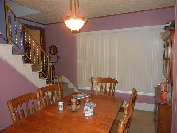 4th image of 136 Elm St S