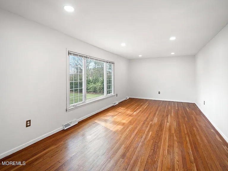 10 Monroe Ct — Photo 17