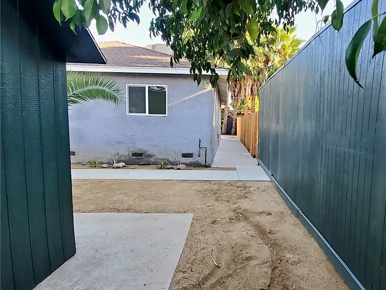 7121 Jumilla Ave — Photo 10