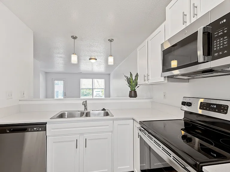 ReNew Edwardsville Apartment Collection — Photo 3
