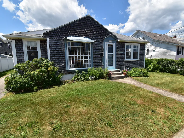 41 Caswell St — Photo 1