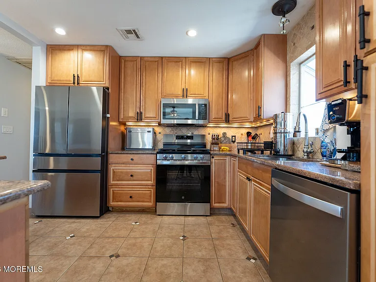406 Lawrence Dr — Photo 23