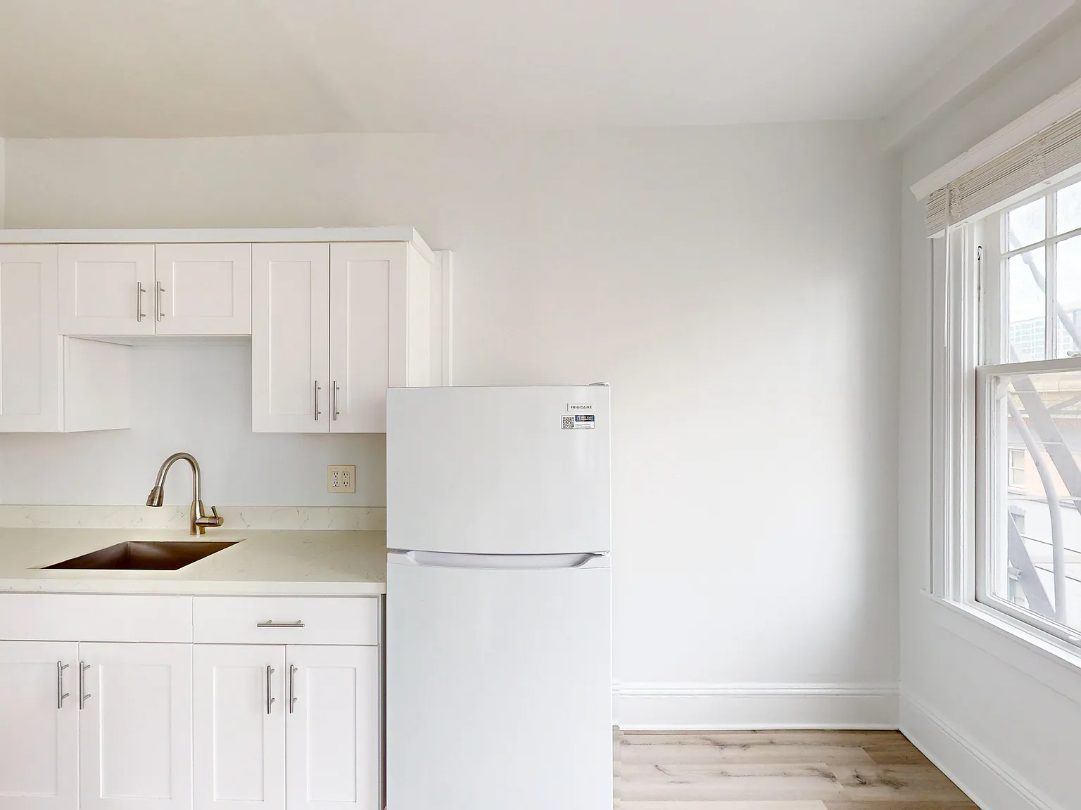 Charming Studio | Gas Kitchen | Shared Laundry | Pet Friendly — Photo 3