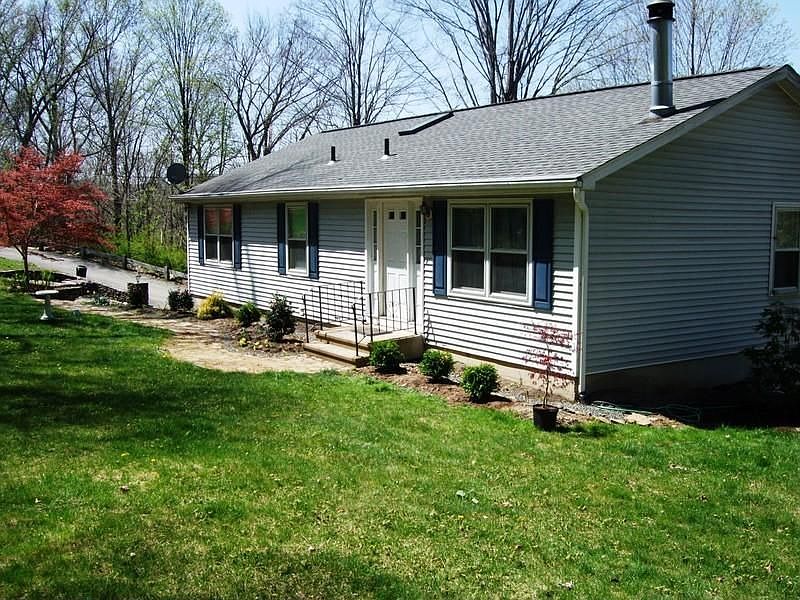 1 Walk to Town from this Quiet Cul de Sac
        Home