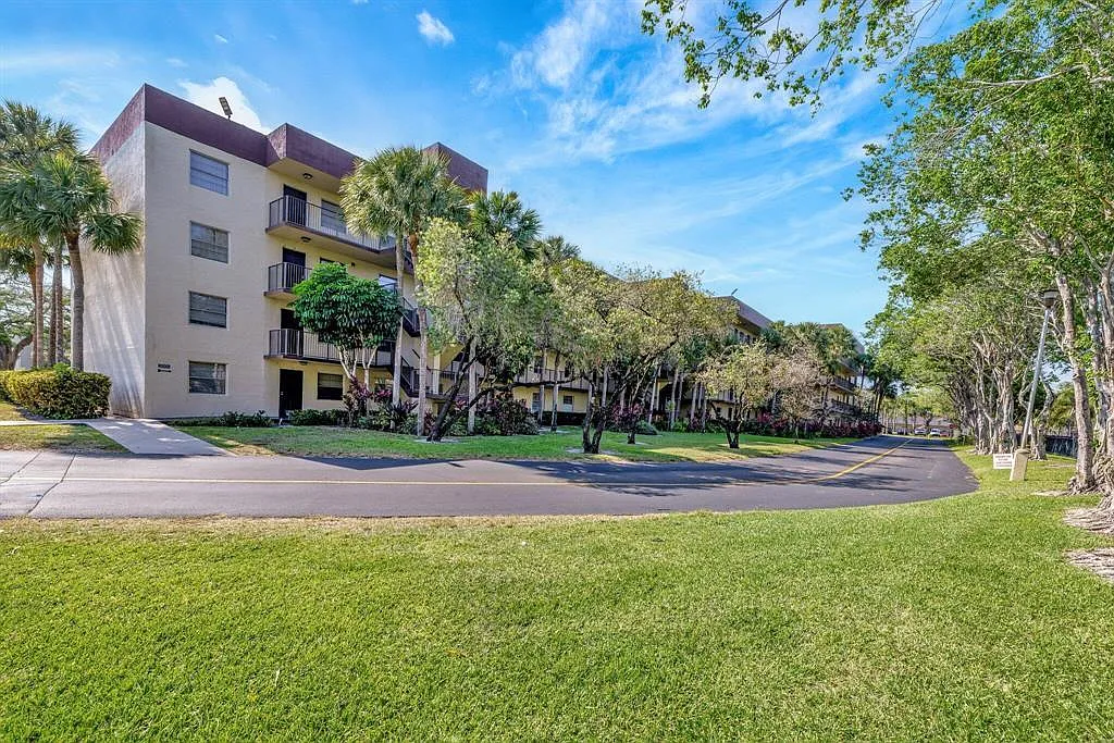 2 bed, 2.0 bath, 1002 sqft, $1,750 — Photo 2