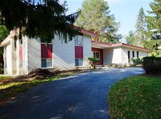 22705 Lake Ravines Dr, Southfield, MI 48033