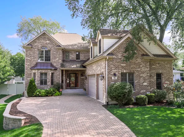 19 Westend Ave, Westmont, IL 60559