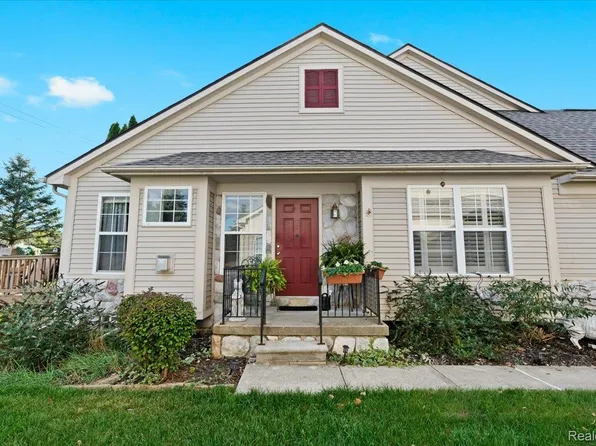 5352 Pine Needle Dr, Grand Blanc, MI 48439
