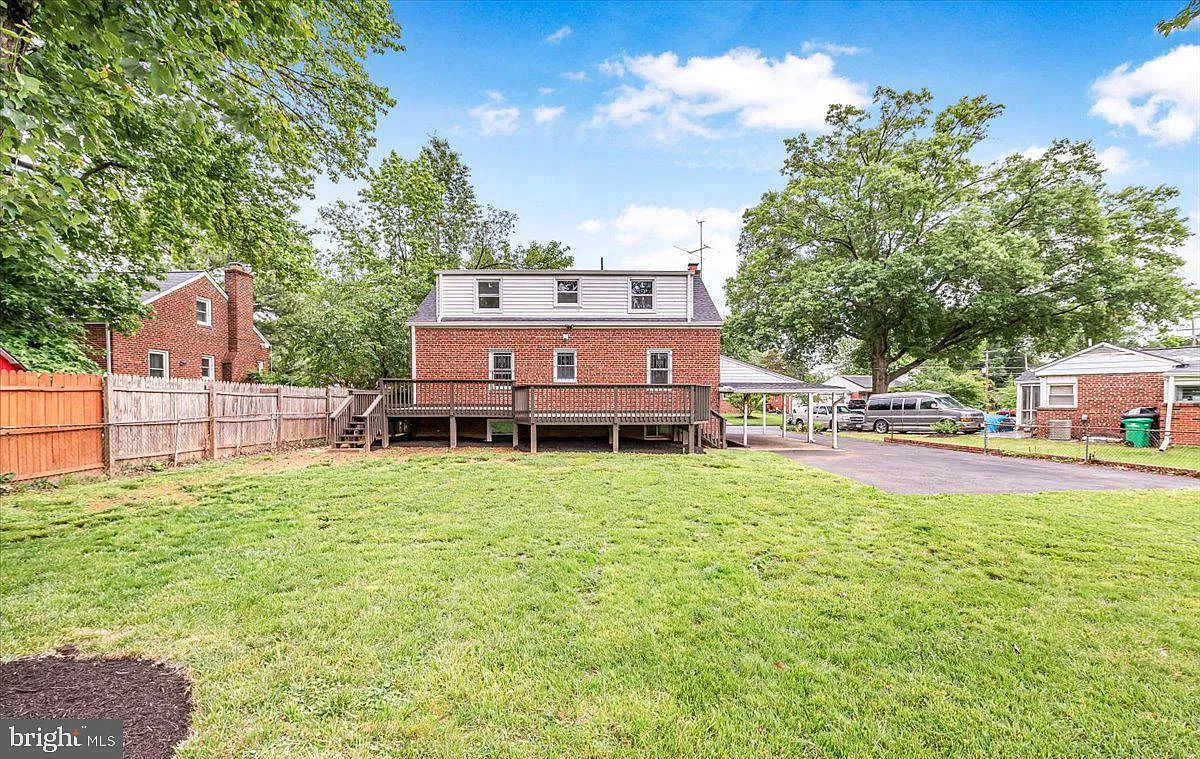 6 bed, 3.0 bath, 2808 sqft, $3,900 — Photo 2