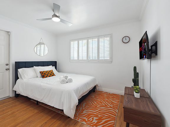 Queen bed, TV, closet