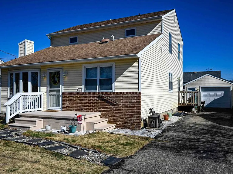 214 Sunray Rd — Photo 2