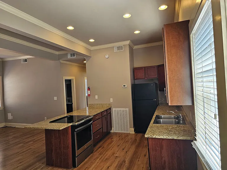 114 N Cypress St — Photo 7