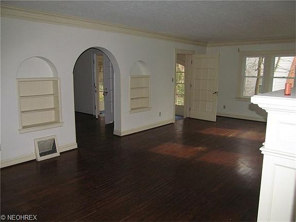 4th image of 639 Roslyn Ave