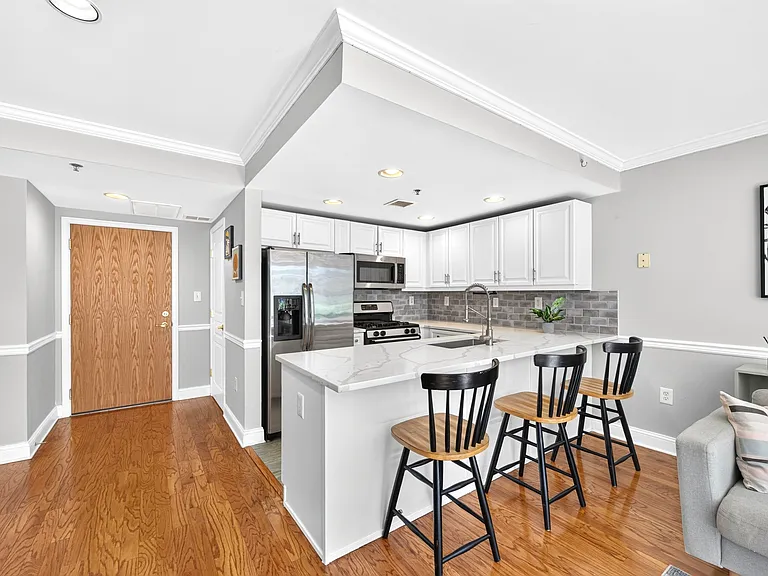 1331 Grand St — Photo 8