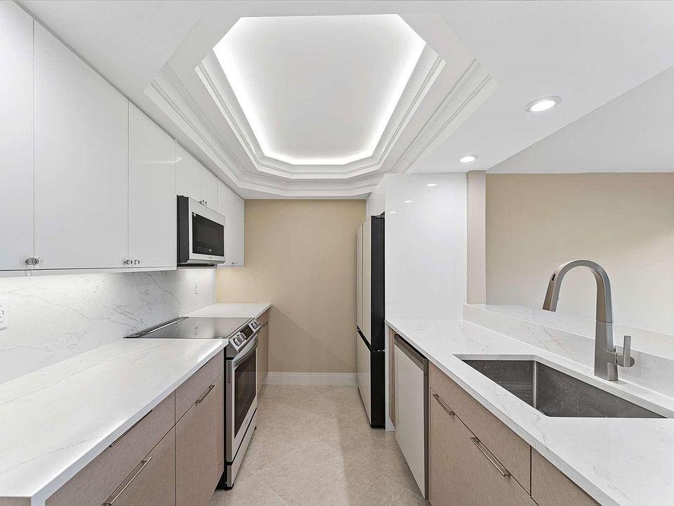 Modern Elegance: Fully Remodeled Kitchen with 'Bespoke' Appliances and Quartz Surfaces