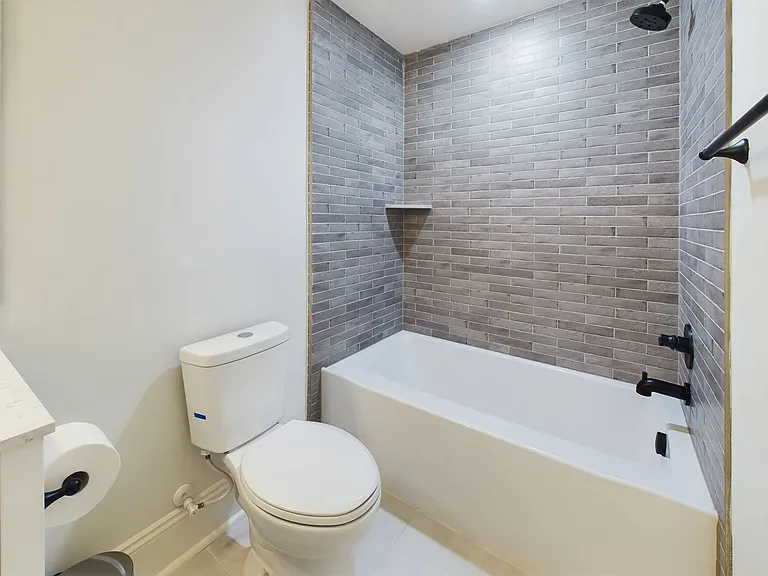 2515 E Franklin St — Photo 18