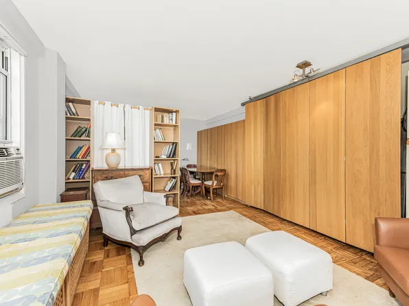 3935 Blackstone Avenue image 3 of 12