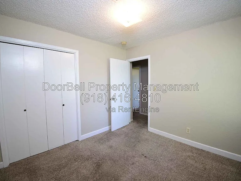 740 W Commercial St — Photo 16