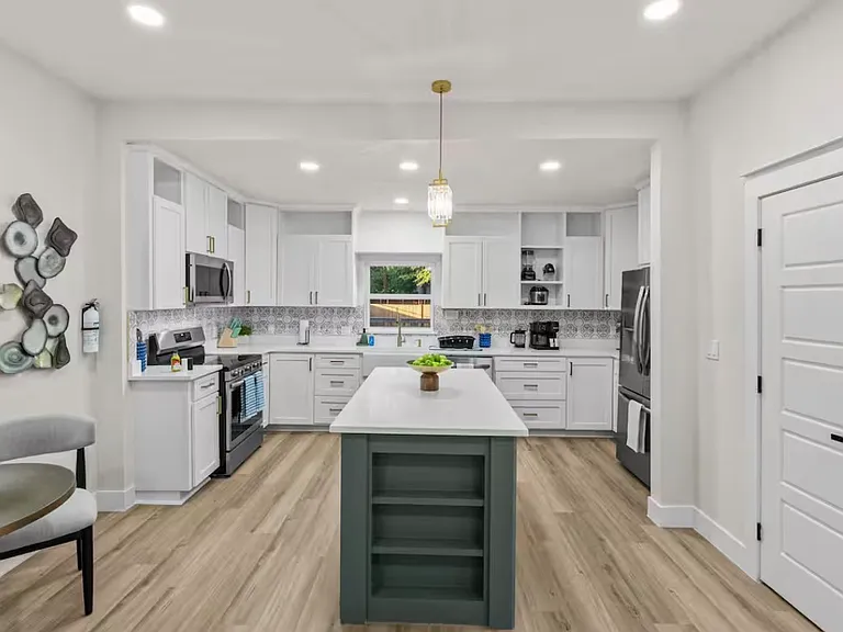 1143 Kings Hwy — Photo 2